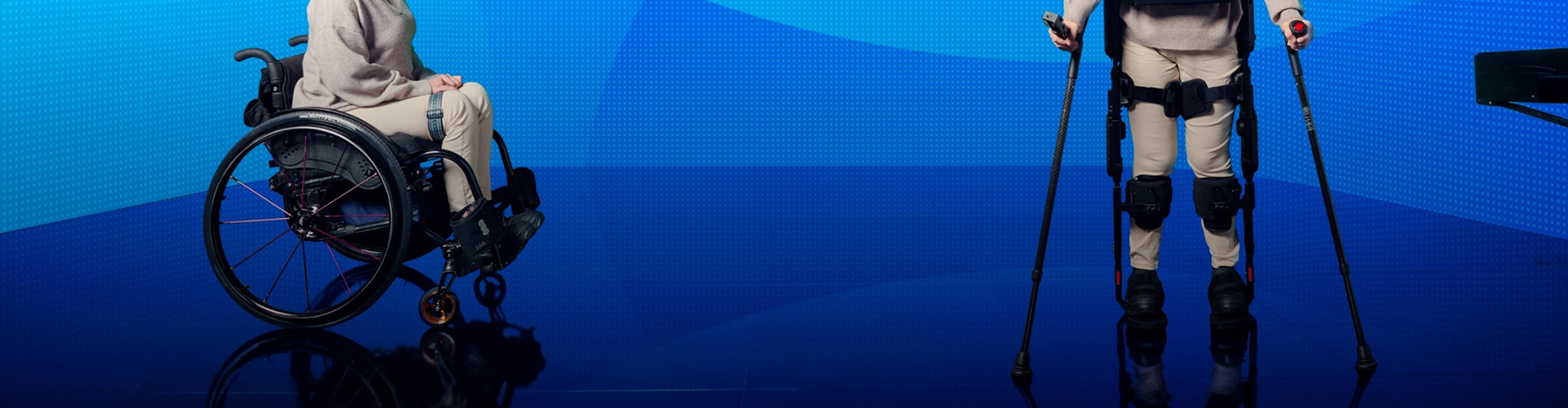 휠체어 옆에서 X-ble MEX를 착용한 채 서있는 여자의 뒷모습