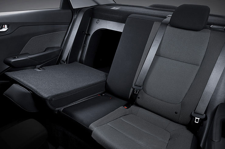 Flat-folding 60:40-split rear seats 