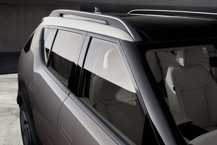 Close-up of the laminated glass with the roof rack.