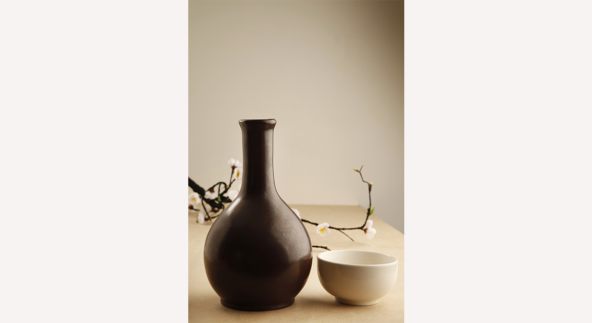 Traditionally servied in either earthernware or metal cups, makgeolli is best enjoyed chilled © Asadal