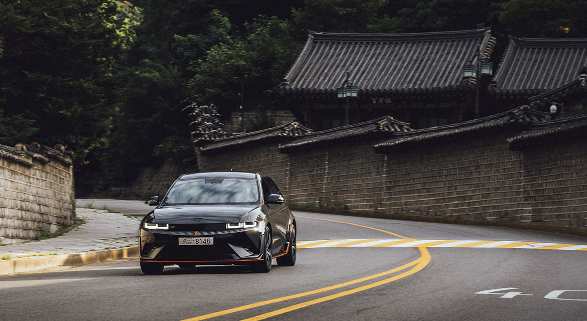 It's easy to escape the pace of city life and escape to tranquility, highlighting Seoul's duality