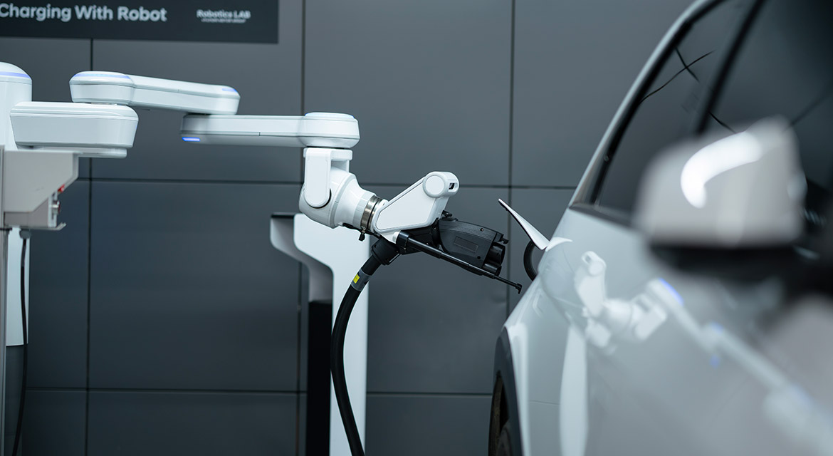 Combined with Hyundai's automatic parking robot, the automatic charging robot means your bionic valet will always kee your EV topped up with charge