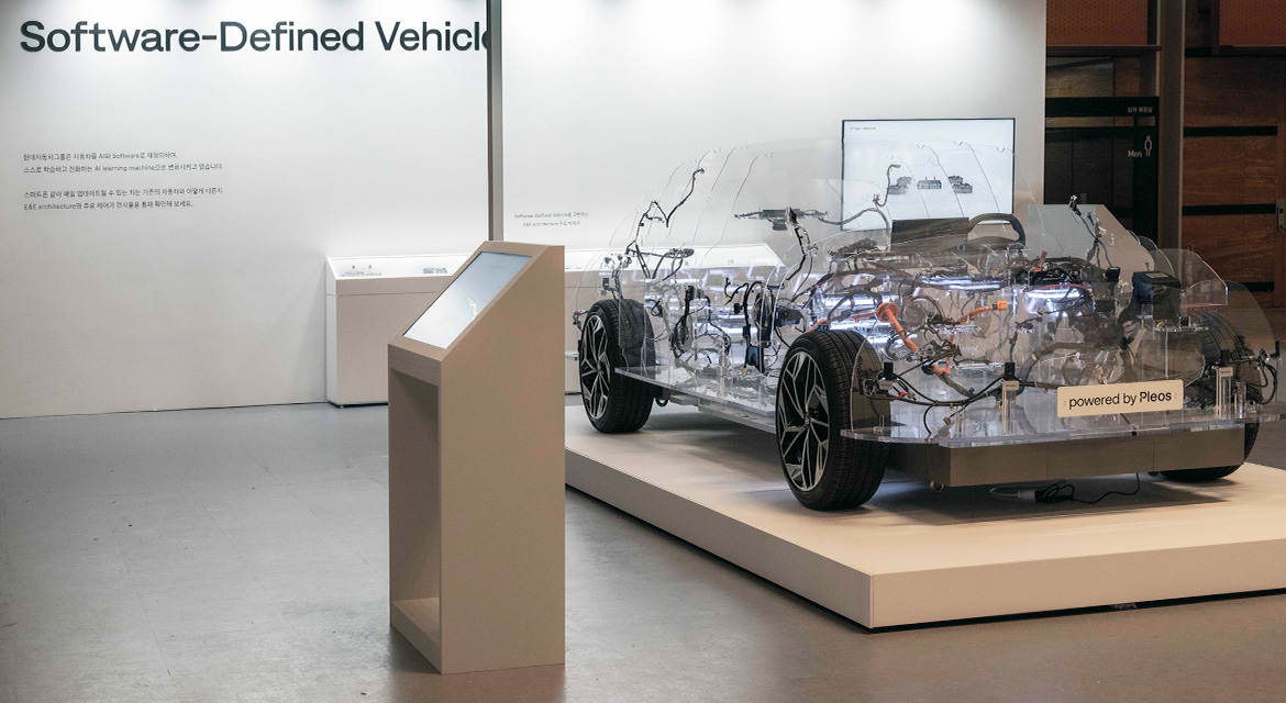 E&E architecture combines high-performance vehicle computer (HPVC) and zone-specific controllers to enhance performance and scalability of the vehicle OS.