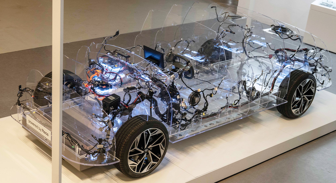 E&E architecture combines high-performance vehicle computer (HPVC) and zone-specific controllers to enhance performance and scalability of the vehicle OS.