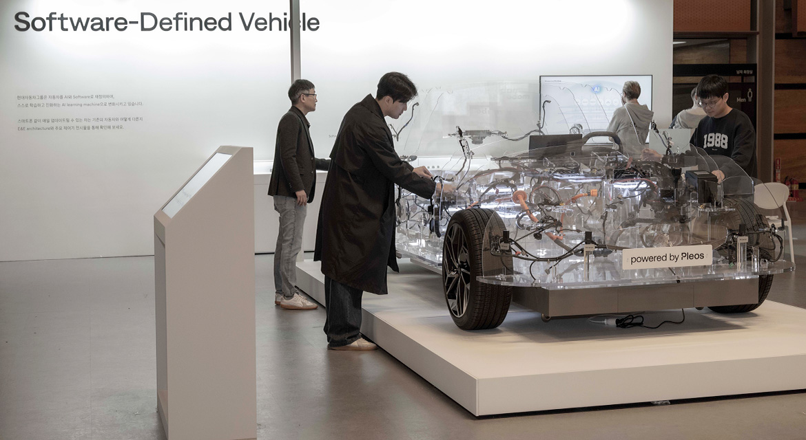 E&E architecture combines high-performance vehicle computer (HPVC) and zone-specific controllers to enhance performance and scalability of the vehicle OS.