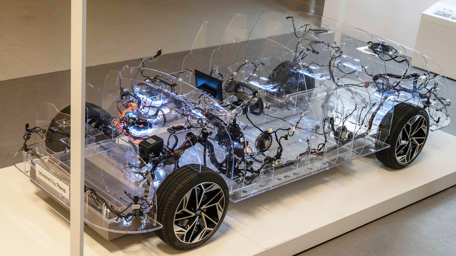 E&E architecture combines high-performance vehicle computer (HPVC) and zone-specific controllers to enhance performance and scalability of the vehicle OS.