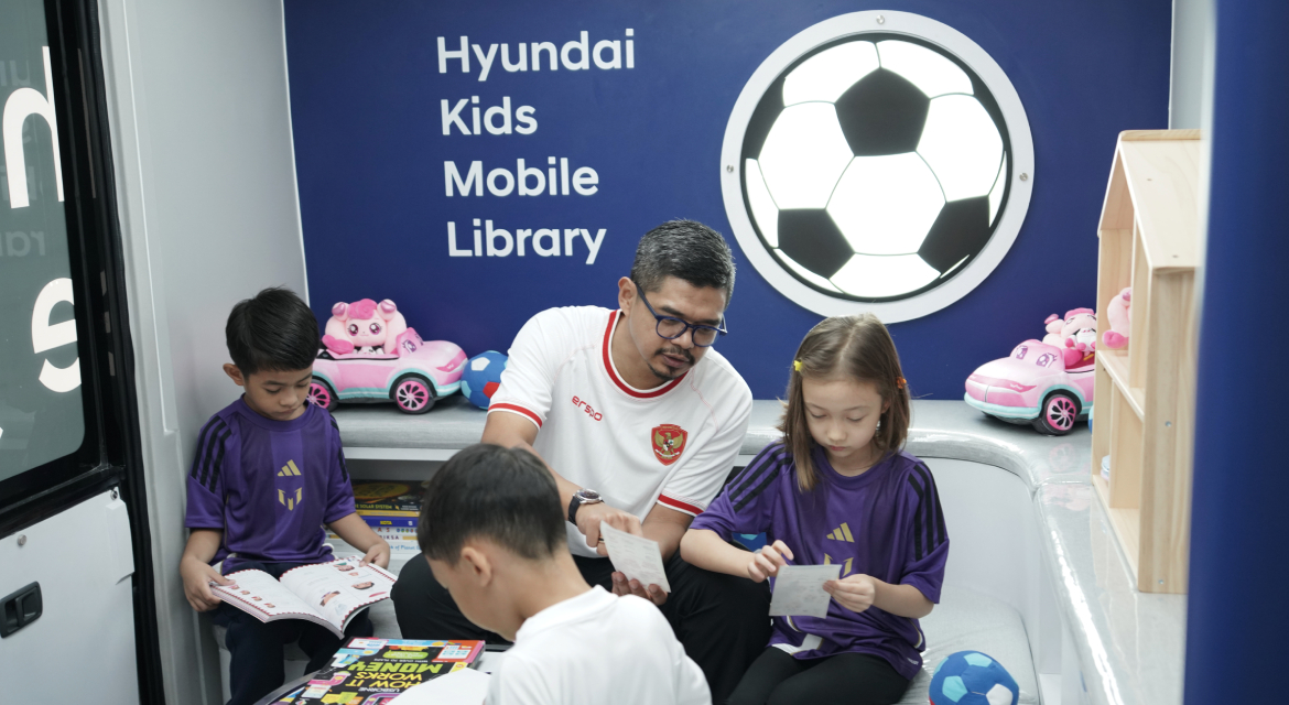 Bambang Pamungkas, Indonesian Legend Football Player and Kids inside the Hyundai Kids Mobile Library