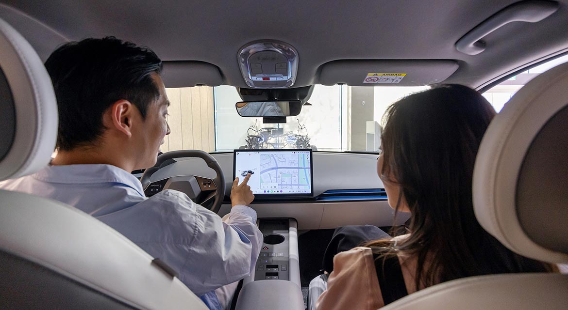 SDV Testbed allows visitors to interact with the Group’s next-gen infotainment system 'Pleos Connect' and the AI voice assistant 'Gleo AI'.