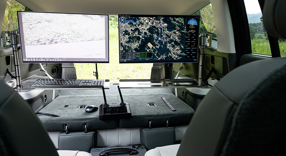 IONIQ 9’s spacious rear cabin has been equipped with a swivel seat, dual monitors and a dedicated drone operation PC, creating a high-precision integrated control system.
