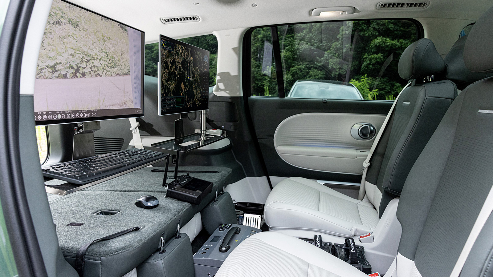 IONIQ 9’s spacious rear cabin has been equipped with a swivel seat, dual monitors and a dedicated drone operation PC, creating a high-precision integrated control system.