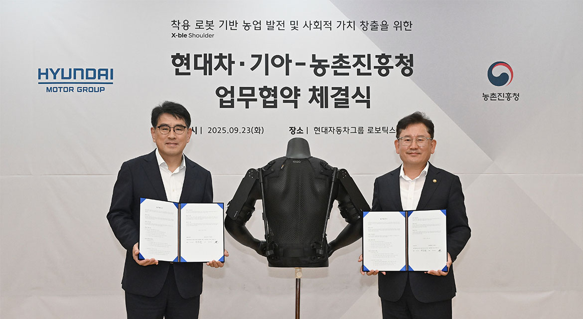 (from left) Heui Won Yang, President and Head of Hyundai Motor and Kia’s R&D Division; and Seung-don Lee, Head of Korea’s Rural Development Administration (RDA).
