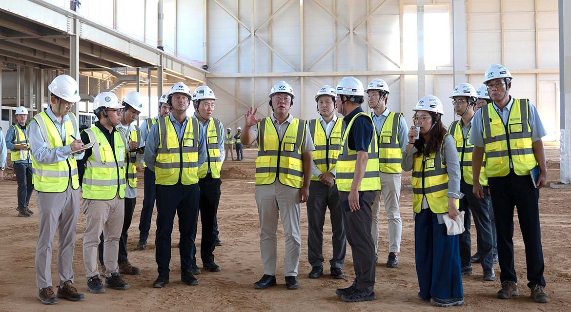 Executive Chair Euisun Chung and José Muñoz, President and CEO of Hyundai Motor Company, are briefed by HMMME Head Wonkyn Park on the progress of the new plant in Saudi Arabia