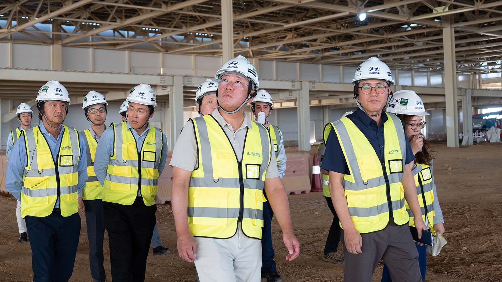 Executive Chair Euisun Chung and José Muñoz, President and CEO of Hyundai Motor Company, are briefed by HMMME Head Wonkyn Park on the progress of the new plant in Saudi Arabia