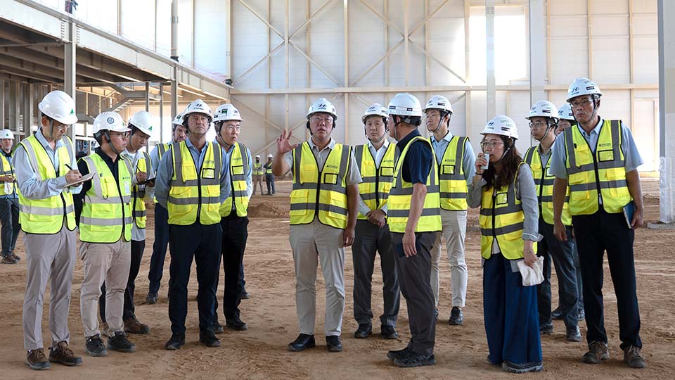 Executive Chair Euisun Chung and José Muñoz, President and CEO of Hyundai Motor Company, are briefed by HMMME Head Wonkyn Park on the progress of the new plant in Saudi Arabia