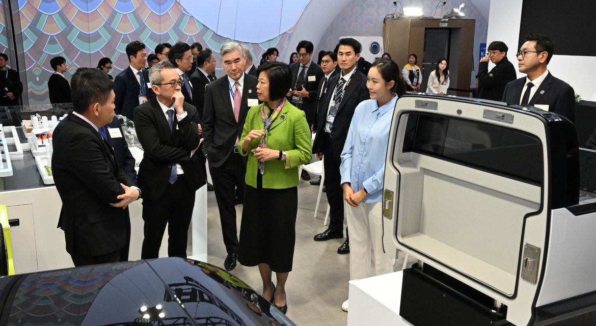 Chan Tsan, Chief Executive of HTX; Sung Kim, President for Strategic Planning at Hyundai Motor Group; and Sim Ann, Singapore’s Senior Minister of State for Home Affairs and Foreign Affairs, are viewing the Kia PBV exhibit at Hyundai Motor Group's "K-Tech Showcase" booth during the APEC CEO Summit Korea 2025 in Gyeongju.
