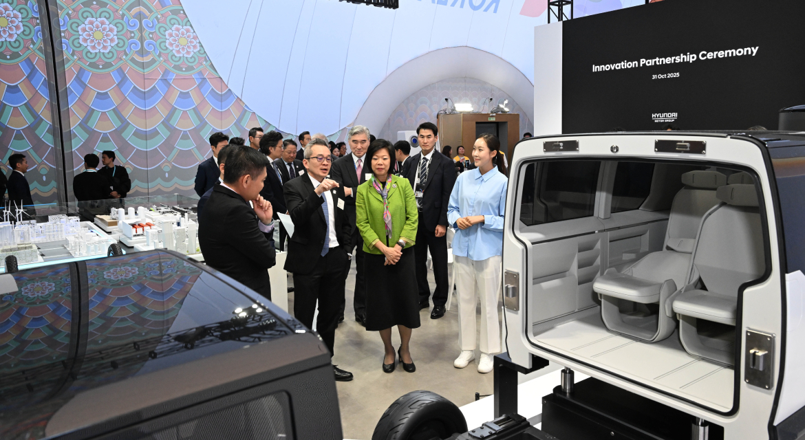 Chan Tsan, Chief Executive of HTX; Sung Kim, President for Strategic Planning at Hyundai Motor Group; and Sim Ann, Singapore’s Senior Minister of State for Home Affairs and Foreign Affairs, are viewing the Kia PBV exhibit at Hyundai Motor Group's "K-Tech Showcase" booth during the APEC CEO Summit Korea 2025 in Gyeongju.