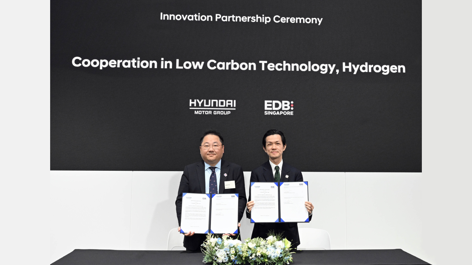 (from left) Jaeha Park, Vice President and Head of Global Hydrogen Business Sub-Division at Hyundai Motor Group / Clarence Chua, Senior Vice President and Head of Region for Japan and Korea at the Singapore Economic Development Board