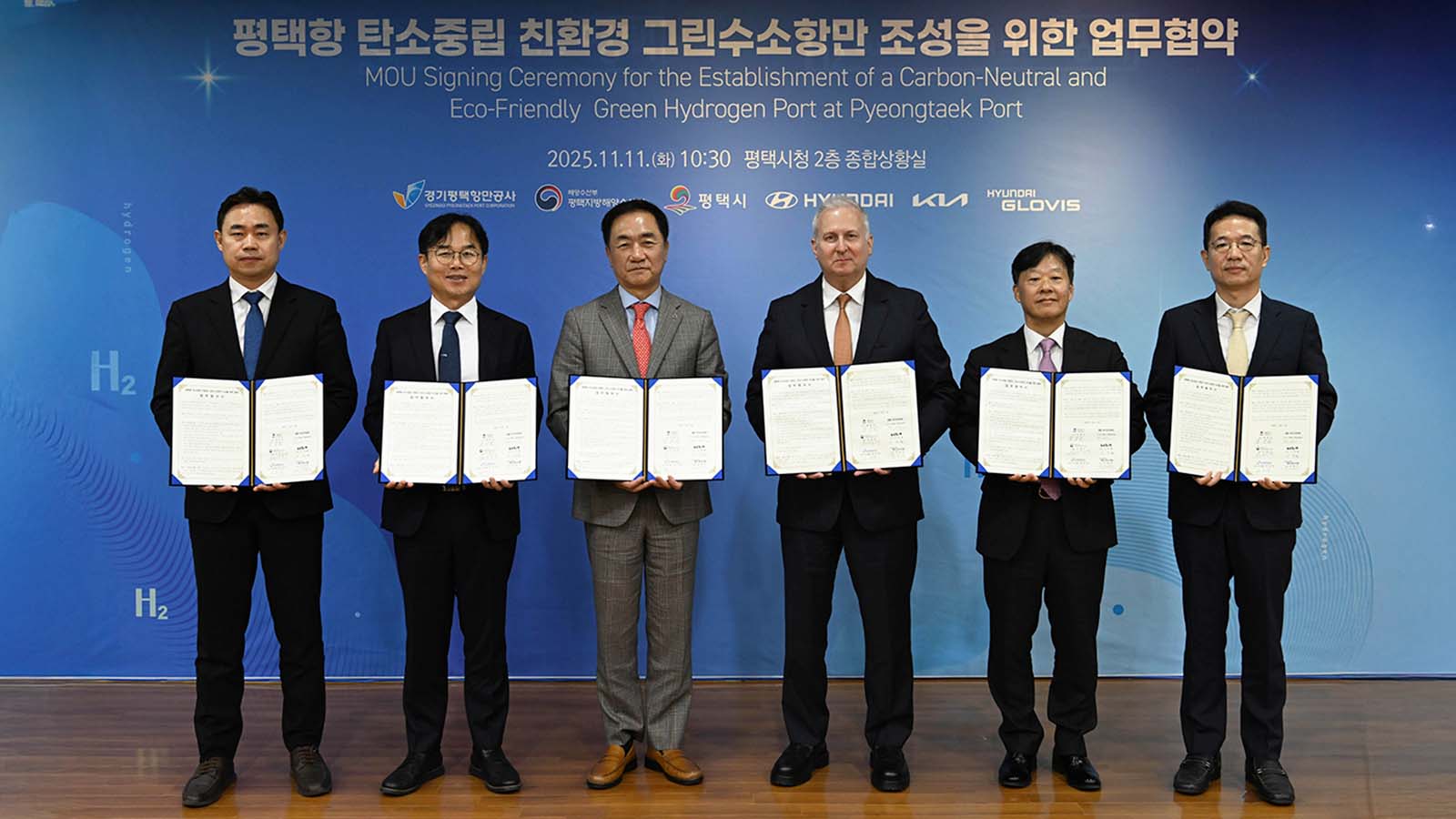 (from left) Gumgyu Kim, Acting President of Gyeonggi Pyeongtaek Port Corporation; Kyungsik Do, Commissioner of Pyeongtaek Regional Office of Oceans and Fisheries; Jangseon Jeong, Mayor of Pyeongtaek City; Ken Ramirez, Executive Vice President and Head of Energy & Hydrogen Business Division at Hyundai Motor Group; Jungsuk Kim, Vice President and Head of Hyundai Glovis Shipping Business Sub-Division; Dukhyun Lee, Vice President and Head of Kia Sustainability Management Group