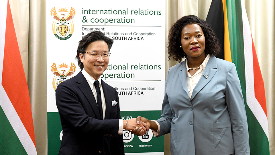 Ilbum Kim, Head of the Global Policy Office at HMG (Left) and Honorable Anna Thandi Moraka, Deputy Minister of DIRCO (Right) at the MoU signing