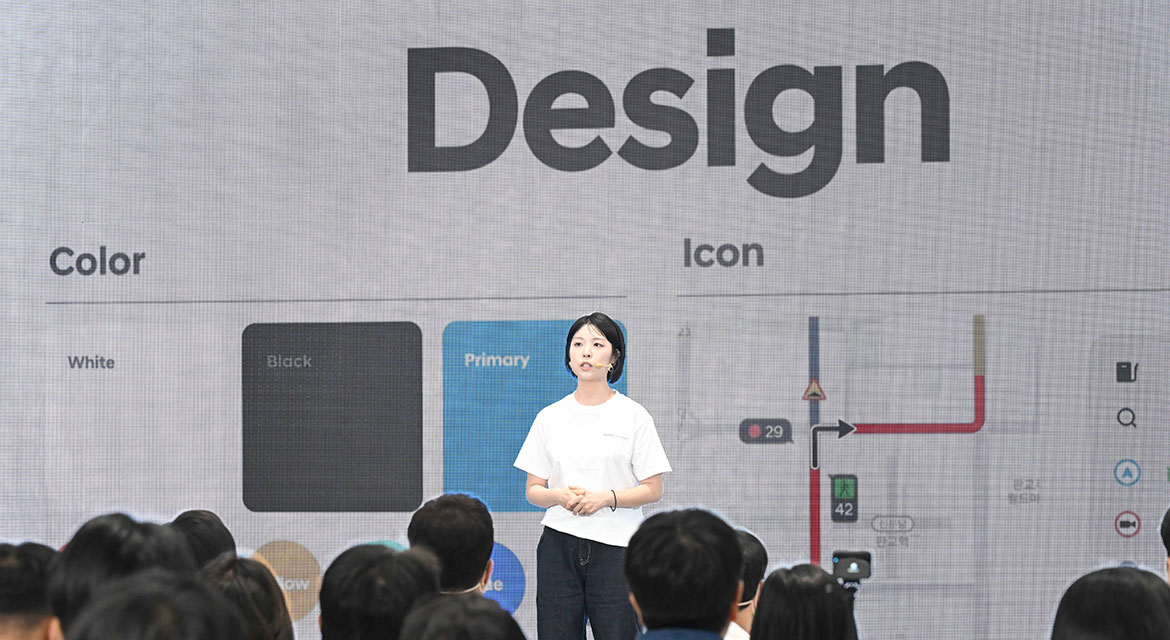 Hanna Yun, Research Engineer, Navigation Development Team at Hyundai Motor Group, presents the navigation system of Pleos Connect at the media day.