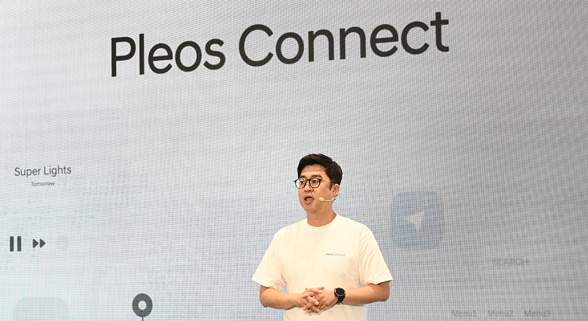  Cheehyung Yoon, Group Lead of the Pleos Playground Group at 42dot, presents the App Market at the Pleos Connect Media Day.