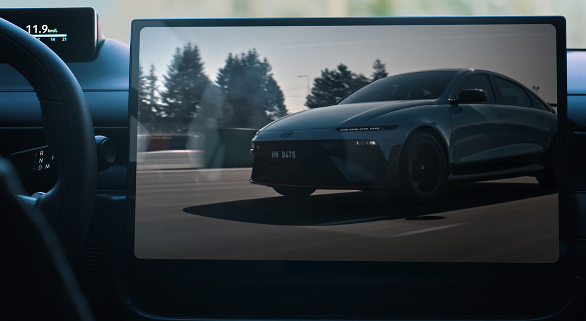Media content played in Single Screen mode on Pleos Connect’s Large Central Screen. Single Screen mode is available in Utility Mode or Stay Mode. The Slim Display positioned behind the steering wheel provides essential driving information at a glance.