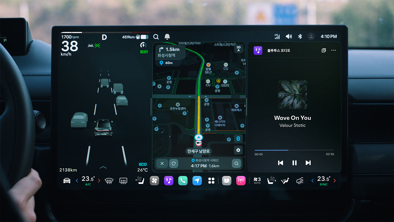  The Large Central Screen of Pleos Connect. The Driving Information Screen on the left visualizes surrounding objects and lane information, while the App Screen on the right runs navigation and Bluetooth audio in Split Screen mode.