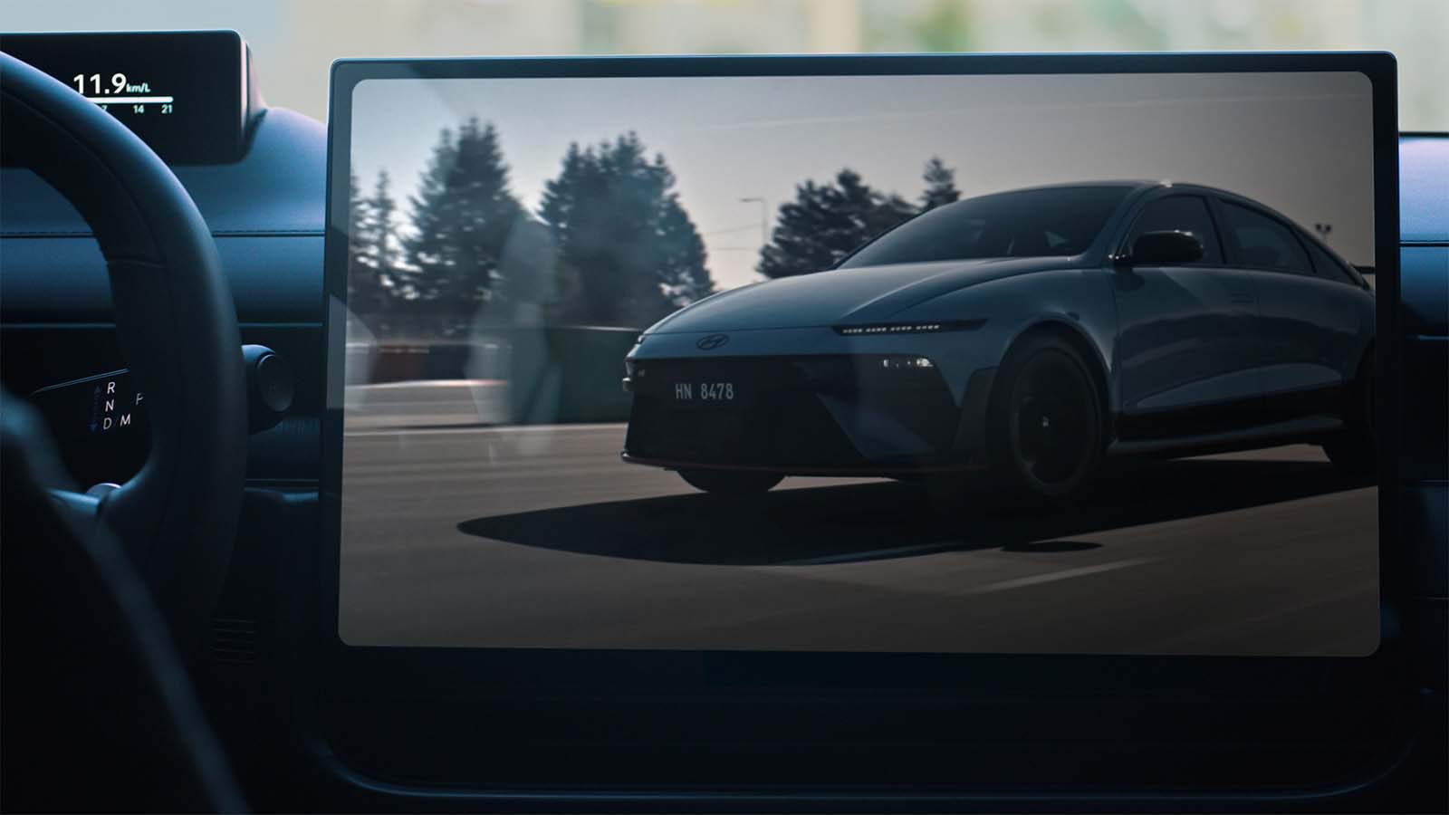 Media content played in Single Screen mode on Pleos Connect’s Large Central Screen. Single Screen mode is available in Utility Mode or Stay Mode. The Slim Display positioned behind the steering wheel provides essential driving information at a glance.
