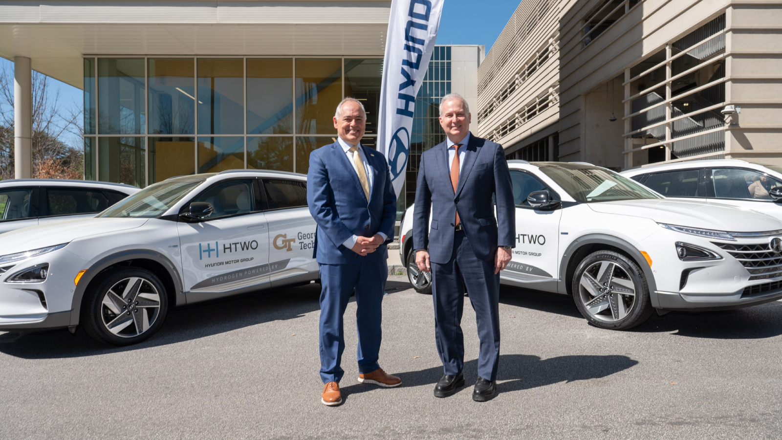 Ken Ramírez, Executive Vice President and Head of Global Energy and Hydrogen Business at Hyundai Motor Group (right) and Ángel Cabrera, President of the Georgia Institute of Technology (left) commemorate MOU to further collaborate on hydrogen mobility development Atlanta, GA.