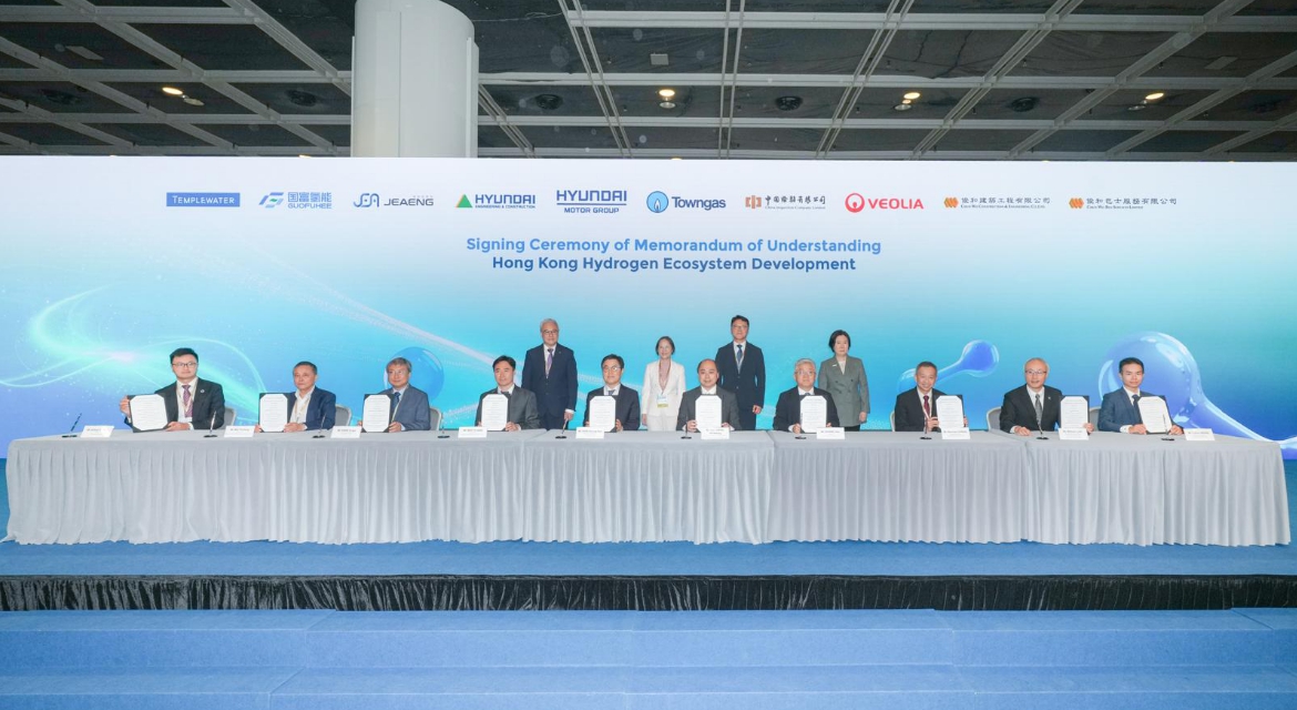 (Back line, Left) Witnesses: Poon Kwok Ying, Director of Electrical and Mechanical Services of the HKSAR; Diane Wong, Acting Secretary for Environment and Ecology of the HKSAR; Jeong Eui Kyung, Deputy Minister of Land, Infrastructure and Transport; Alpha Lau, Director-General of Investment Promotion of Invest Hong Kong  (Front line, Left) Signatories: Alfred Wong, Partner at Templewater Limited; Wu Pinfang, Chairman of Jiangsu Guofu Hydrogen Energy Equipment Co., Ltd.; In Gu Park, Chief Executive Officer of JEA ENG., Co., Ltd.; Yu Taek Seo, Vice President at Hyundai Engineering & Construction Co., Ltd.; Seung Kyu Shin, Executive Vice President and Head of Energy & Hydrogen Policy Sub-Division at Hyundai Motor Group; Cheng Don H.K., Chief Operating Officer – Hong Kong Business at The Hong Kong and China Gas Company Limited; Zhang Jian, Chairman of China Inspection Company., Ltd.; Norman Cheng, Chief Operating Officer of Veolia Hong Kong Holding Ltd.; Ir William Luk, Deputy Chief Executive Officer of Chun Wo Construction and Engineering Company Limited; and Calvin Wong, Chief Executive Officer of Chun Wo Bus Services Limited.