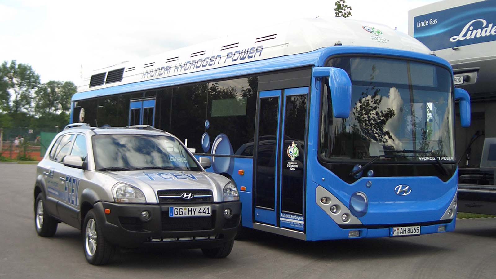 Hyundai Motor’s Tucson Fuel Cell Electric Vehicle and hydrogen fuel cell bus demonstrated for the FIFA World Cup Germany 2006™ Organizing Committee.