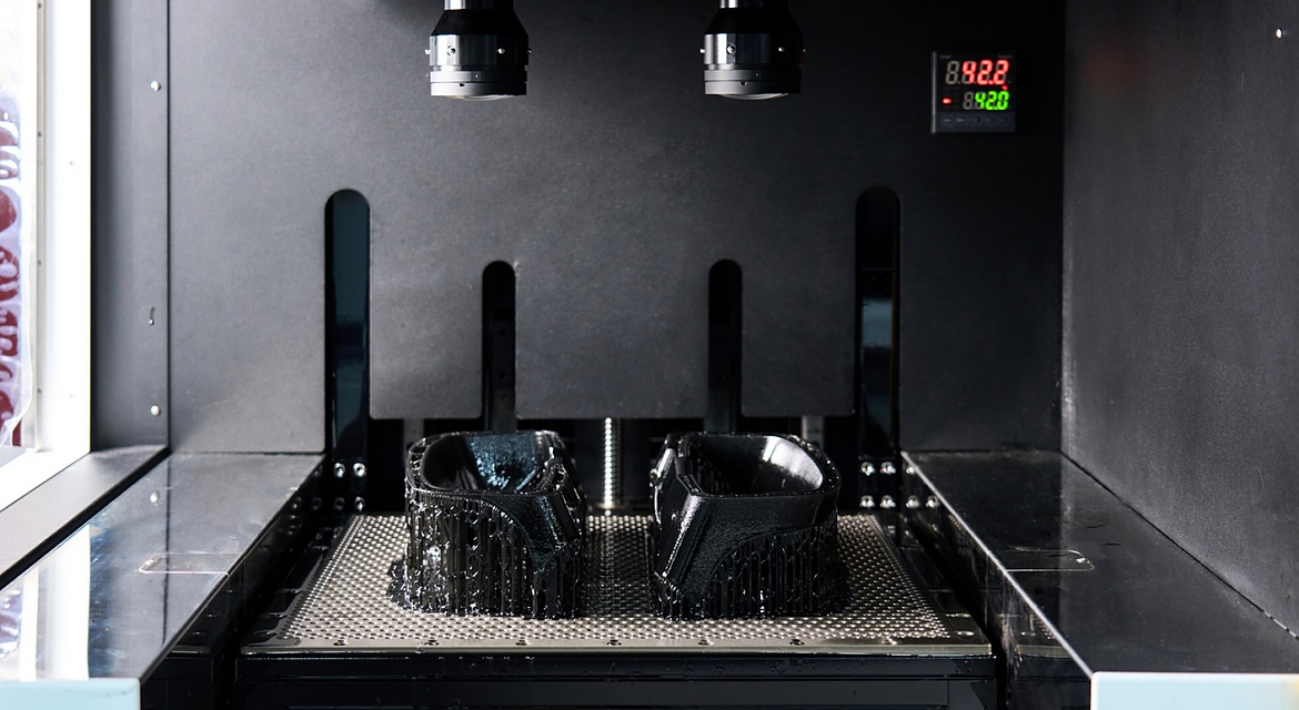 A vat photopolymerization process fabricates a component by curing liquid resin layer by layer using light.