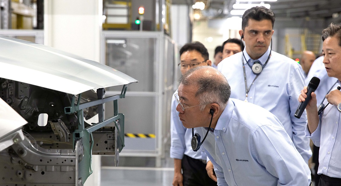 Hyundai Motor Group Executive Chair Euisun Chung Visits Hyundai Motor Türkiye to Review IONIQ 3 Production Readiness