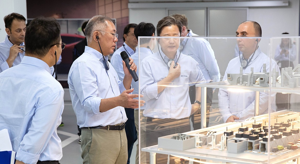Hyundai Motor Group Executive Chair Euisun Chung Visits Hyundai Motor Türkiye to Review IONIQ 3 Production Readiness