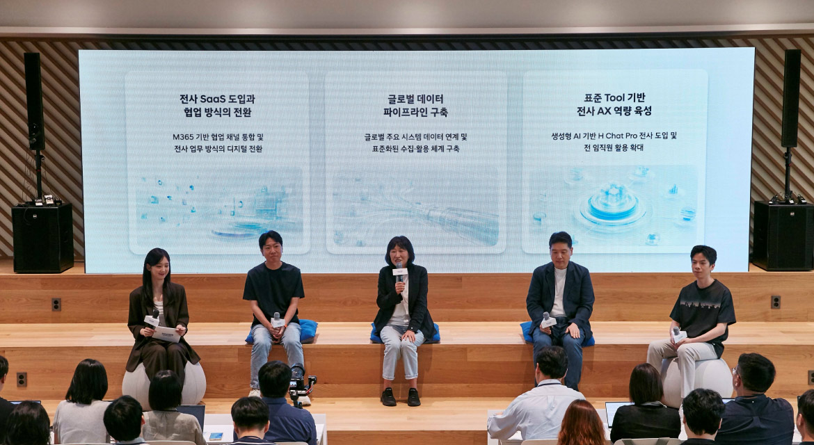 (From second to the left) Young Seok Jang, Senior Manager of the Genesis Customer Experience Team; Eunsook Jin, President and Head of ICT Management Division; Sanghong Lee, Vice President and Head of Information Security Group 2; and Changyoun Seo, Senior Manager of the Web-frontend Development Team