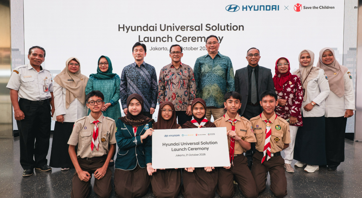 (Second row, from third left) Maulani Mega Hapsari, S.IP., M.A., Director of Junior Secondary Schools, Ministry of Primary and Secondary Education, Republic of Indonesia; Kuen Young Lee (Kenny Lee), President Director of Hyundai Motors Indonesia; Mahardi Tunggul Wicaksono, Director of Transportation Equipment and Defense Equipment, Ministry of Industry of the Republic of Indonesia; Fransiscus Soerjopranato, Chief Operating Officer of Hyundai Motors Indonesia; Agni Pratama, Chief Operating Officer of Save the Children Indonesia