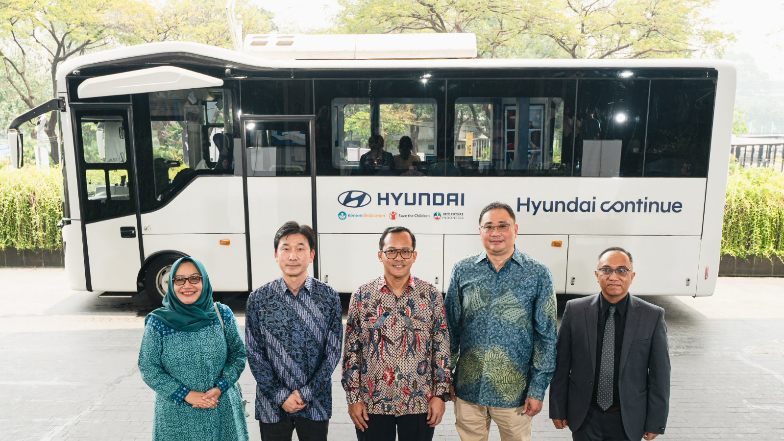 (From left) Maulani Mega Hapsari, S.IP., M.A., Director of Junior Secondary Schools, Ministry of Primary and Secondary Education, Republic of Indonesia; Kuen Young Lee (Kenny Lee), President Director of Hyundai Motors Indonesia; Mahardi Tunggul Wicaksono, Director of Transportation Equipment and Defense Equipment, Ministry of Industry of the Republic of Indonesia; Fransiscus Soerjopranato, Chief Operating Officer of Hyundai Motors Indonesia; Agni Pratama, Chief Operating Officer of Save the Children Indonesia